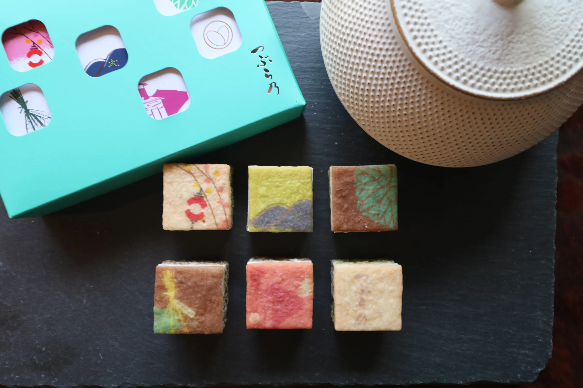 禮盒與六種圖案的菓子